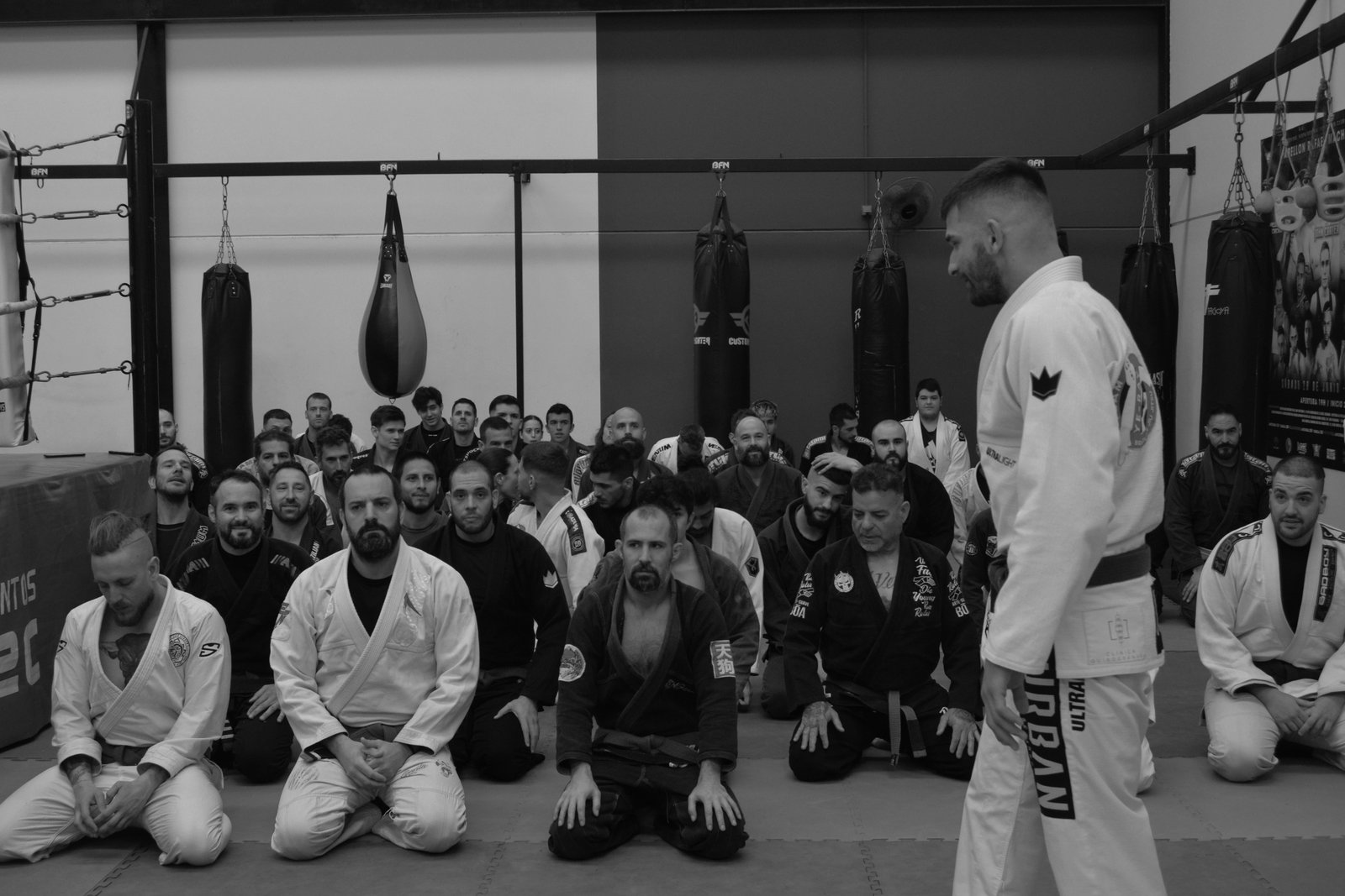 Imagen de una clase de Jiu Jitsu en Granada, estudiantes entrenando